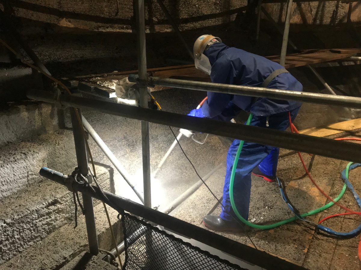 仮設足場を組んだ池内での作業