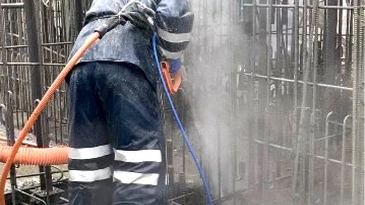 ノズルは対象に触れない。一定の距離を保って水を当てるだけなので、躯体に打撃が伝わらない