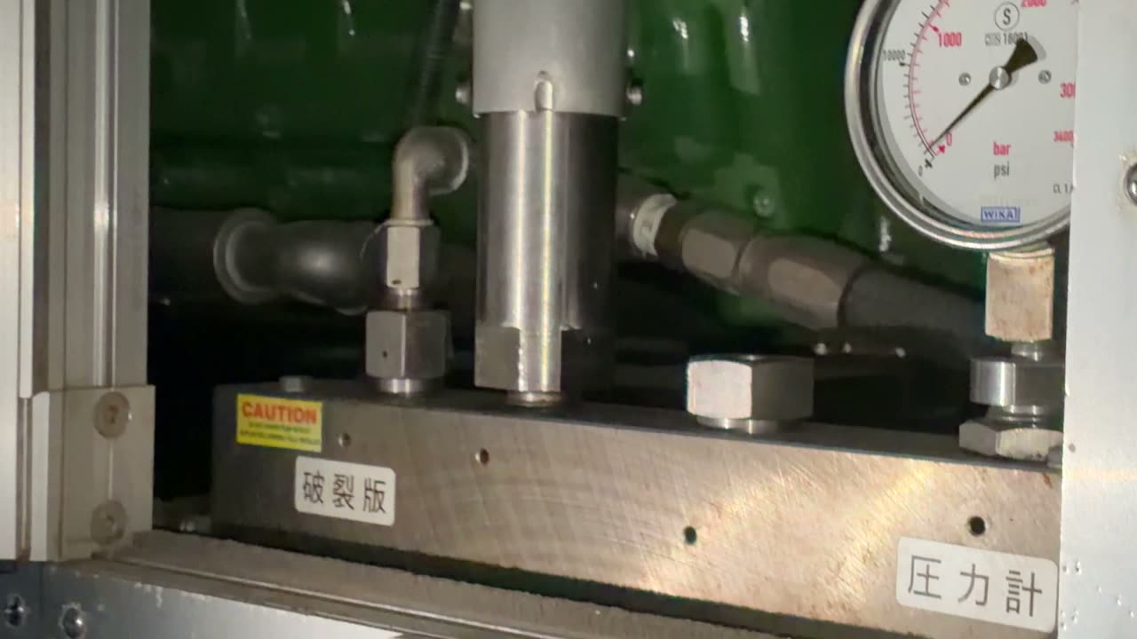 破裂板。圧力が上がりすぎたときに、ここが破れて圧力を逃がす安全装置